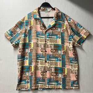 Buc-ees Tiki Hawaiian Camp Button Down  Shirt Size Large Pool Beachwear